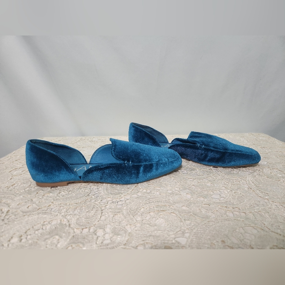 Deltan Vibrant Blue Velvet-Feel Flat Loafer Shoes. Size 6M. Leather Sole.